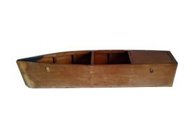 Bateau sur le mur en bois verni