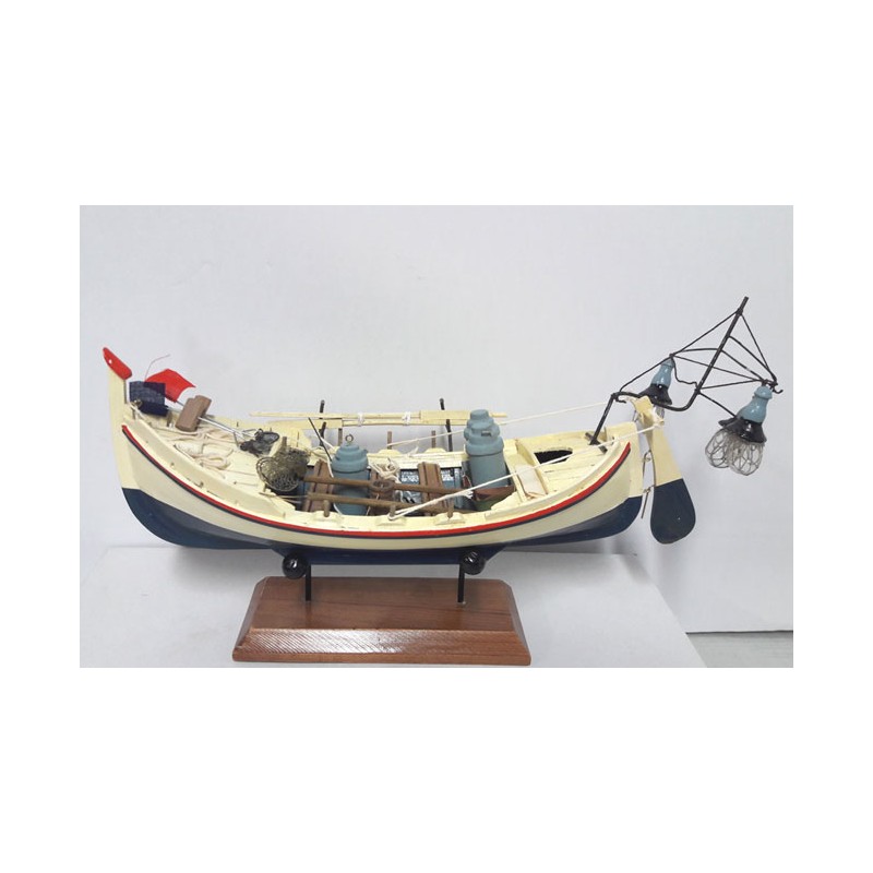 Boot von Lichtern, ein kantabrisches Fischerboot.