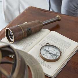Les marins et les instruments maritimes - sextant, compas, télescope, albums.